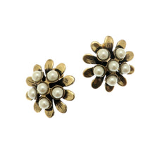 Carica l&#39;immagine nel visualizzatore di Gallery, Orecchini Bottone Fiore e Perle Alcozer &amp; J