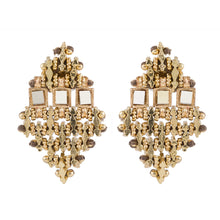 Carica l'immagine nel visualizzatore di Gallery, orecchini a forma di rombo con specchietti e elemento placcato in oro giallo uniti da un’anima in stoffa dorati in stile indiano egizio egiziano pendenti

Lunghezza circa 4/5 cm 